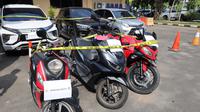 Batang Bukti Mobil dan Motor yang Digelapkan Anggota Grib Jaya. (Senin, 19/05/2025). (Polda Banten).