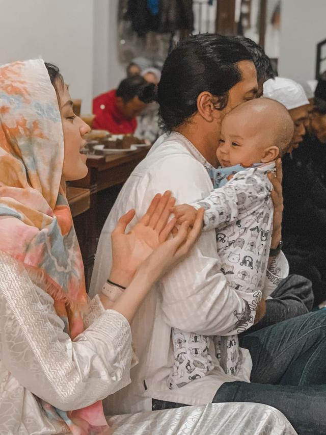 6 Potret Aqiqah Anak Kimberly Rider, Tingkah Rayden Bikin Gemas