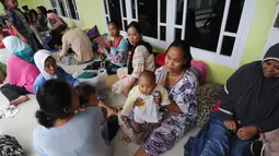 Pengungsi bencana tsunami beristirahat di sebuah masjid di Tenjolahang, provinsi Banten, Rabu (26/12). Data sementara jumlah korban dari bencana tsunami Selat Sunda tercatat lebih dari 400 orang meninggal dunia. (Sonny TUMBELAKA / AFP)