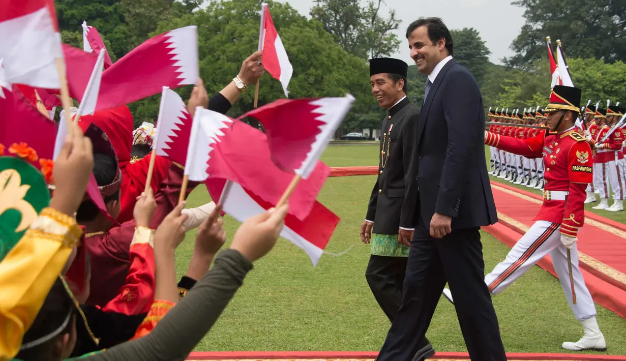 Presiden Joko Widodo saat menerima kunjungan Emir Qatar, Syekh Tamim bin Hamad al-Tsani di Istana Kepresidenan Bogor, Jawa Barat, Rabu (18/10). (Bay Ismoyo/Pool photo via AP)