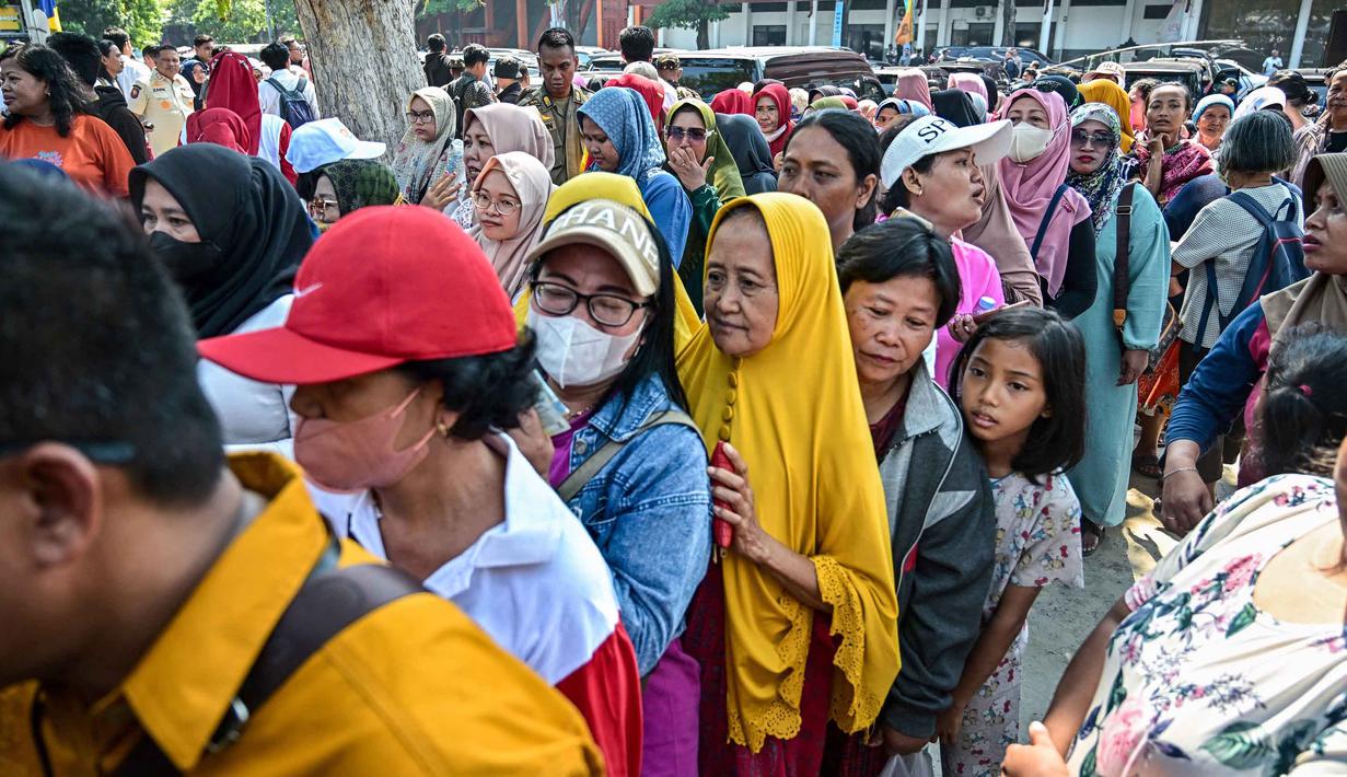 Selain beras SPHP, tersedia pula berbagai komoditas lain, di antaranya telur ayam, gula, minyak goreng, serta cabai. (Juni KRISWANTO/AFP)