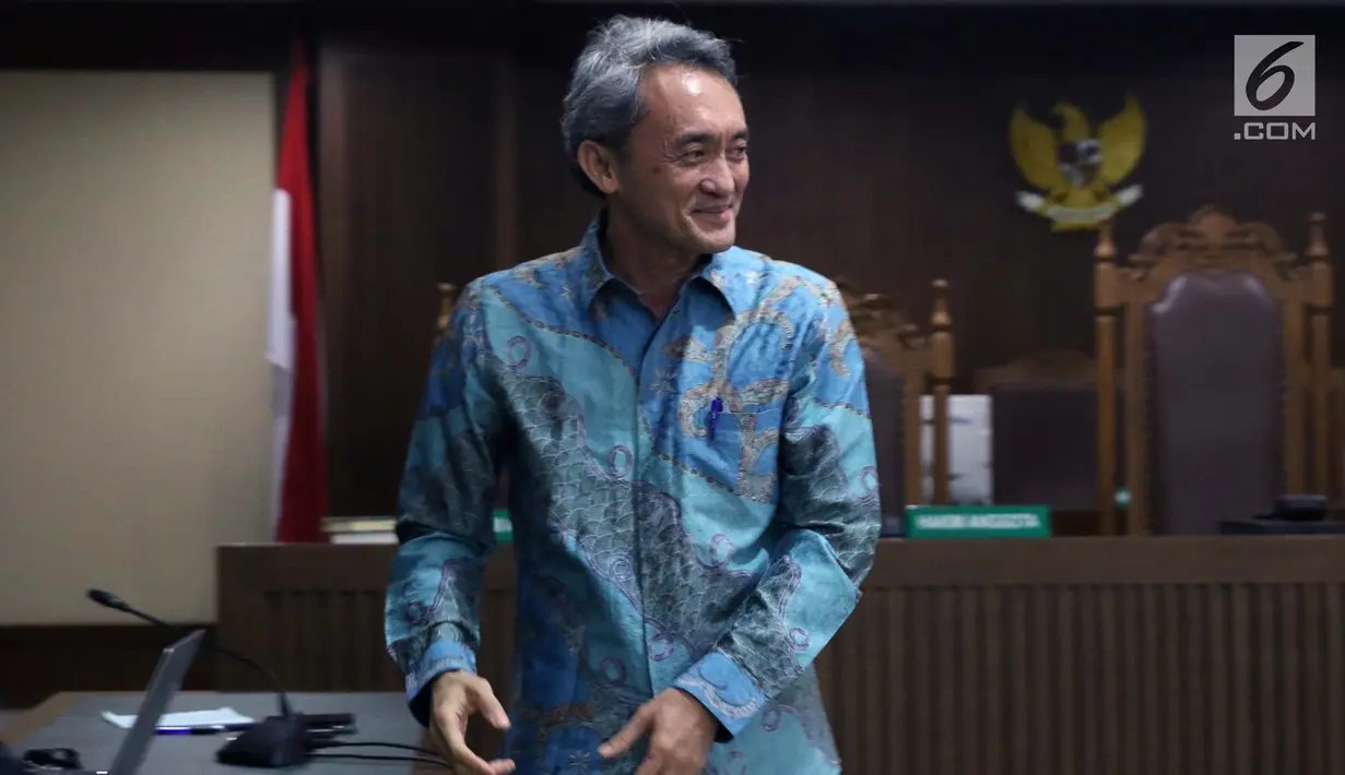 Terdakwa suap kepada mantan panitera PN Jakarta Pusat, Edy Nasution usai menjalani sidang pembacaan putusan di Pengadilan Tipikor, Jakarta, Rabu (6/3). Eddy dijatuhi hukuman 4 tahun penjara dan denda Rp200 juta. (Liputan6.com/Helmi Fithriansyah)
