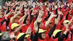 Peserta saat mengikuti senam bersama yang digelar Persani di Plaza Selatan Gelora Bung Karno (GBK), Minggu (5/2). Persani gelar acara senam bersama untuk kembali mensosialisasikan senam kepada masyarakat Indonesia. (Liputan6.com/Yoppy Renato)