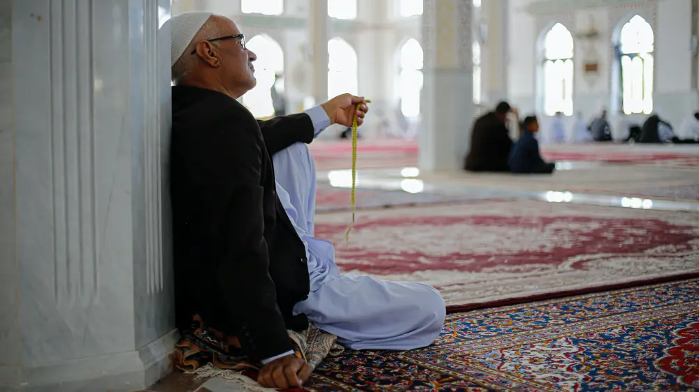 Ilustrasi muslim berdoa, berzikir, berselawat