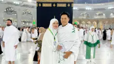 Juliana Moechtar dan Nurwahyudi berangkat umrah sejak beberapa hari lalu. Mereka terbang ke Tanah Suci bersama rombongan dari Indonesia. Keduanya tampak bahagia berfoto di depan Ka'bah. (Liputan6.com/IG/@julianamoechtar)