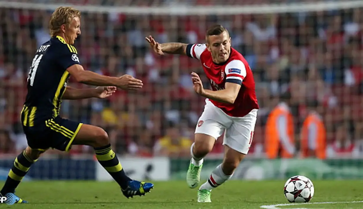 Jack Wilshere di hadang Dirk Kuyt pada Putar Liga Champions kedua pertandingan sepak bola di Stadion Emirates di London (27/08/2013).(AFP/Adrian Dennis)