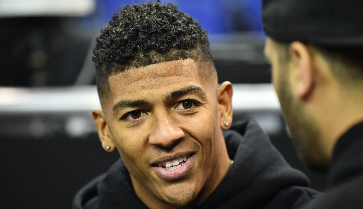 Pemain Cristal Palace Patrick van Aanholt menyaksikan basket NBA London Game 2019 antara Washington Wizards dan New York Knicks di London (17/1). (AFP Photo/Glyn Kirk)