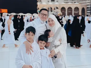 Dalam keterangan unggahannya, Alyssa Soebandono menuliskan jika umroh ini adalah perjalanan yang tidak terlupakan, terutama untuk anak-anaknya. Bintang sinetron Inikah Rasanya ini berharap bisa kembali ke Tanah Suci. Usianya baru delapan bulan, Baby Lia anteng dalam gendongan sang bunda. Seperti diketahui, anak ketiga Alyssa ini lahir pada April 2024. (Liputan6.com/IG/@ichasoebandono)