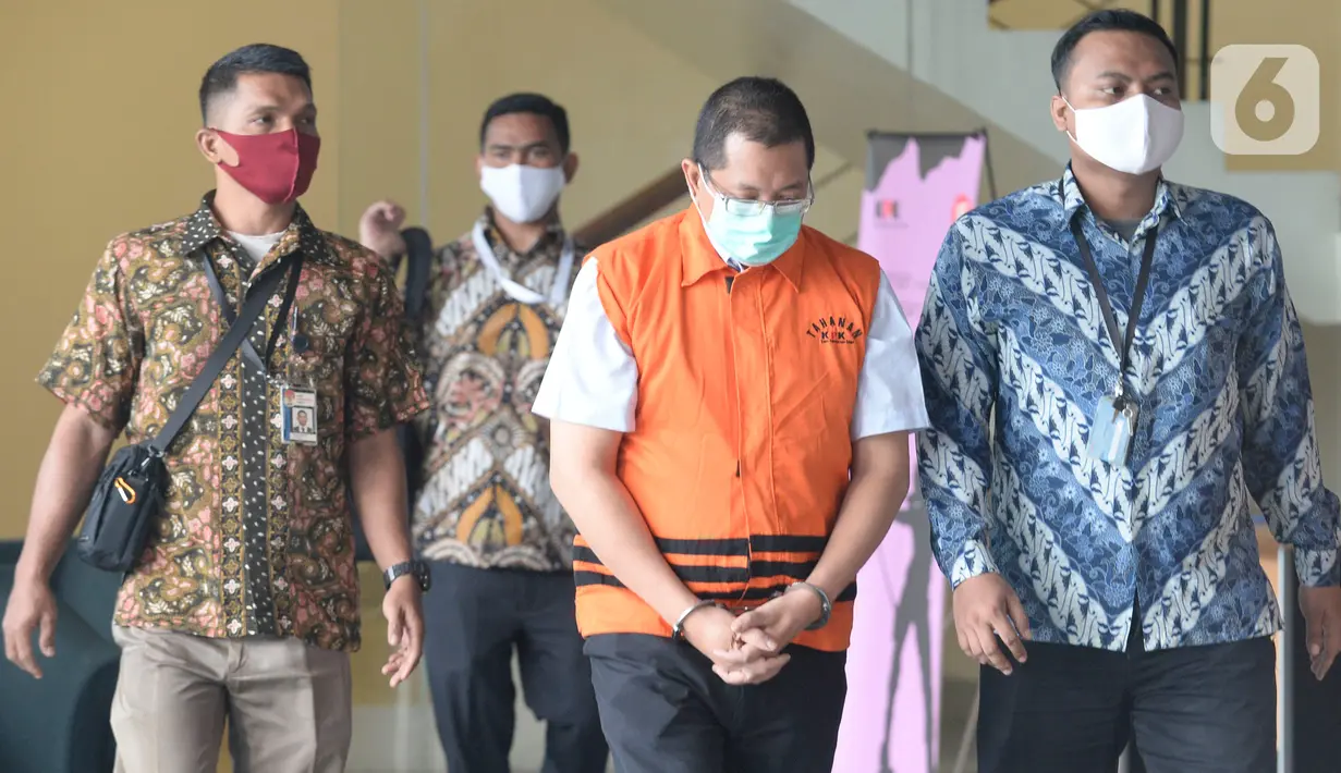 Mantan Direktur Niaga PT Dirgantara Indonesia (PTDI) Irzal Rinaldi Zailani meninggalkan Gedung KPK usai ditetapkan sebagai tersangka di Jakarta, Jumat (12/6/2020). KPK menahan Irzal dalam kasus dugaan korupsi kegiatan penjualan dan pemasaran pesawat PTDI tahun 2007-2017. (merdeka.com/Imam Buhori)