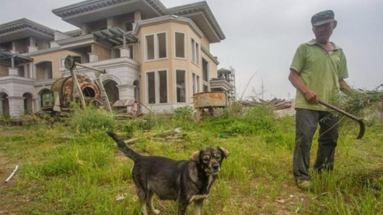 Kisah Kakek Tua Penjaga Vila Hantu dan Anjingnya