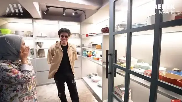Perabotan Stainless Steel Disusun Rapi dan Estetik