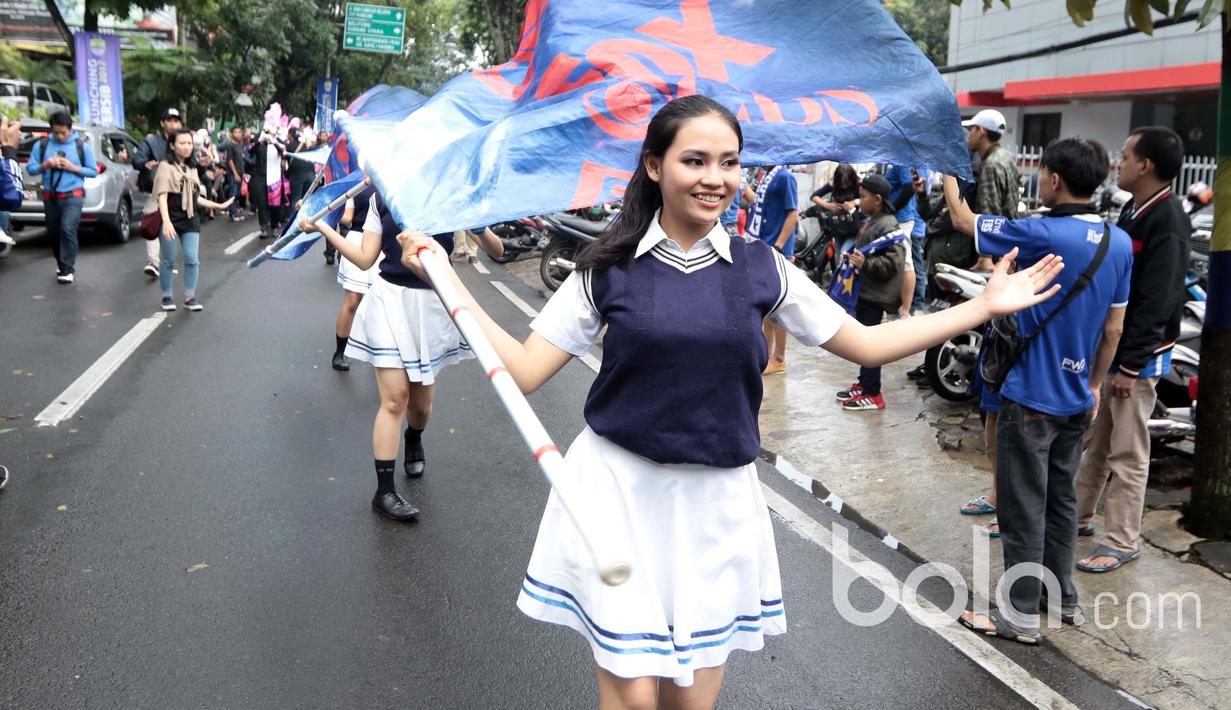 Seorang penari mengiringi tim Persib Bandung mengikuti jalan santai di Stadion Siliwangi, Bandung, Minggu (2/4/2017. Jalan Santai ini merupakan rangkaian dari Peluncuran Tim Persib Bandung. (Bola.com/Nicklas Hanoatubun)