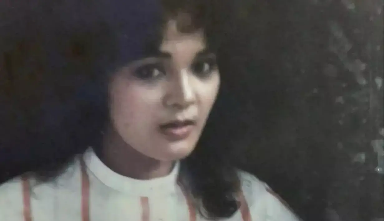 Tak bisa dipungkiri kalau Leily Sagita berhasil ciptakan kesan menyeramkan, galak, dan judes saat perankan karakter antagonis di sinetron. Meski begitu di foto remaja yang diiambil tahun 1982, penampilannya terlihat cantik dan stylish banget. (Liputan6.com/IG/leilysagitareal)