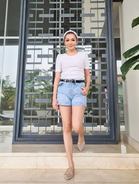 "Ya gitu sih untung aku rajin menabung dari muda. Untung dulunya rajin menabung, jadi di saat seperti sekarang terasa banget manfaatnya kayak ya hidup aku baik baik aja,” ungkap Maya Septha seperti melansir Kapanlagi.com. (Instagram/mayaseptha7)