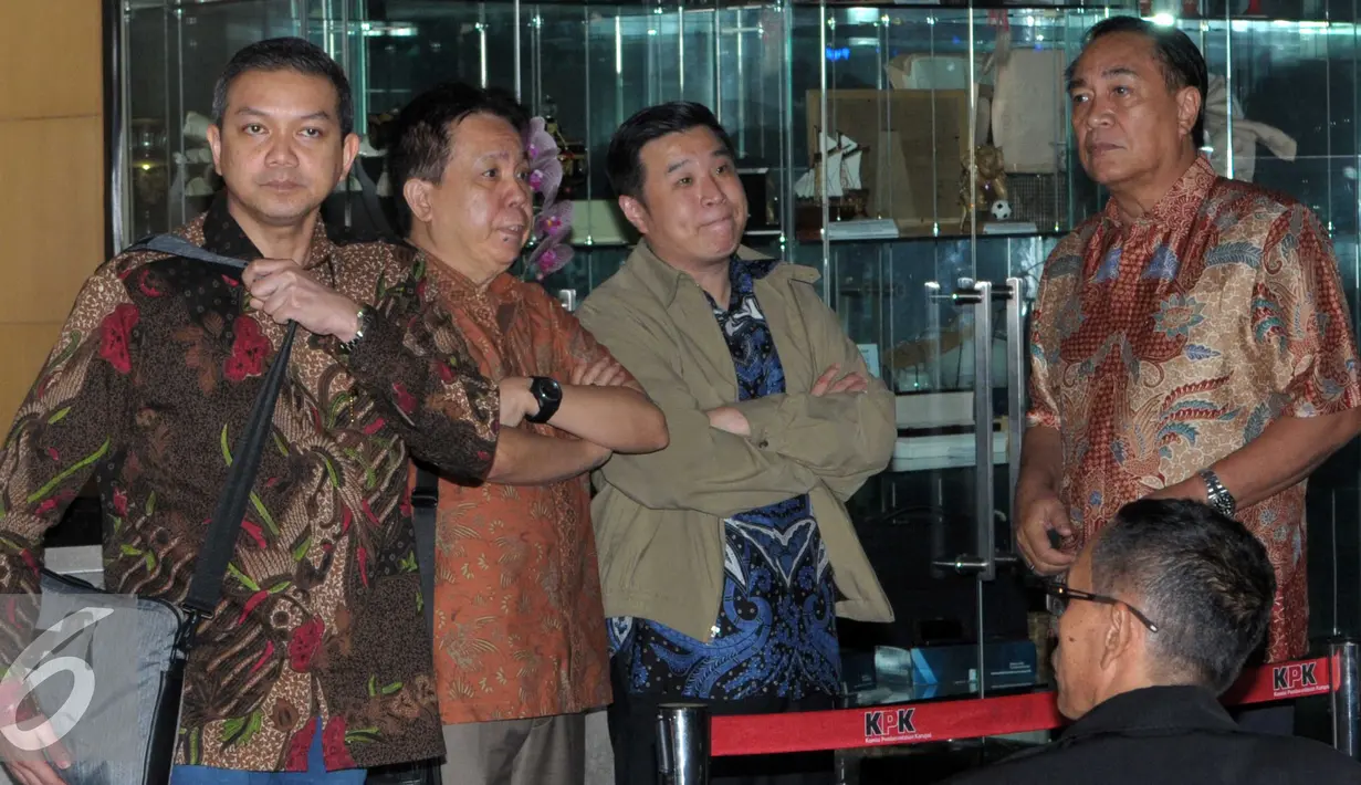 Direktur PT Agung Sedayu Group, Richard Halim Kusuma (kedua kanan) berada di lobi KPK usai menjalani pemeriksaan, Jakarta, Jumat (29/4). Richard diperiksa sebagai saksi dari tersangka Ariesman Widjaja. (Liputan6.com/Helmi Afandi) 