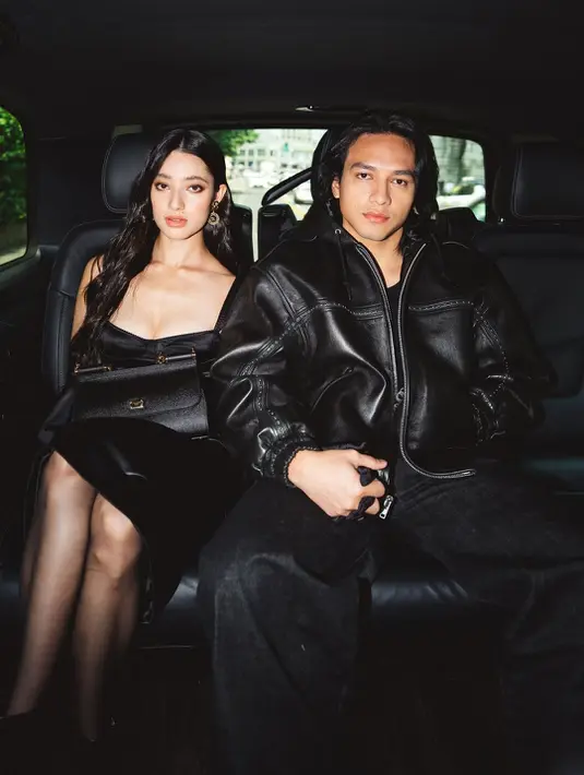 Tak hanya kompak dari segi warna, gaya keduanya juga mencerminkan karakter personal masing-masing, Jefri dengan gaya maskulin-rebel, Ameera dengan aura sophisticated ala old-Hollywood glam. Mereka tampil sebagai pasangan yang tidak hanya romantis, tapi juga kuat dalam statement fashion. [@jefrinichol].