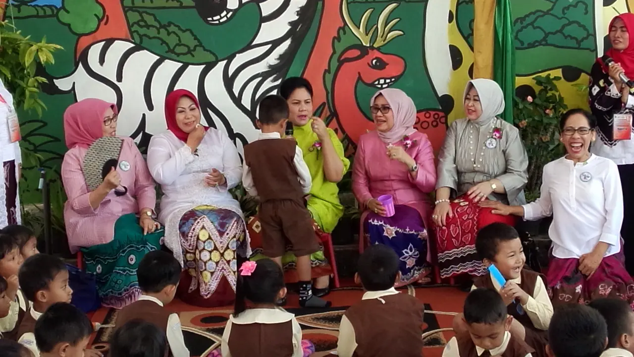  Ibu Negara Iriana Joko Widodo berkunjung ke Pendidikan Anaak Usia Dini (PAUD) Tunas Bangsa, Banjarbaru, Kalimantan Selatan