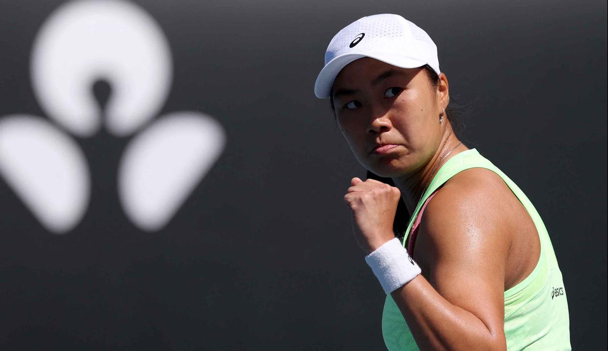 Janice Tjen dari Indonesia bereaksi terhadap poin yang diraih Leylah Fernandez dari Kanada selama pertandingan tunggal putri hari ketiga turnamen tenis Australia Terbuka di ANZ Arena, Melbourne Park, pada 20 Januari 2026. Membuka penampilannya di Australia Open 2026, petenis tunggal putri Indonesia, Janice Tjen sukses meraih hasil positif. (DAVID GRAY/AFP)