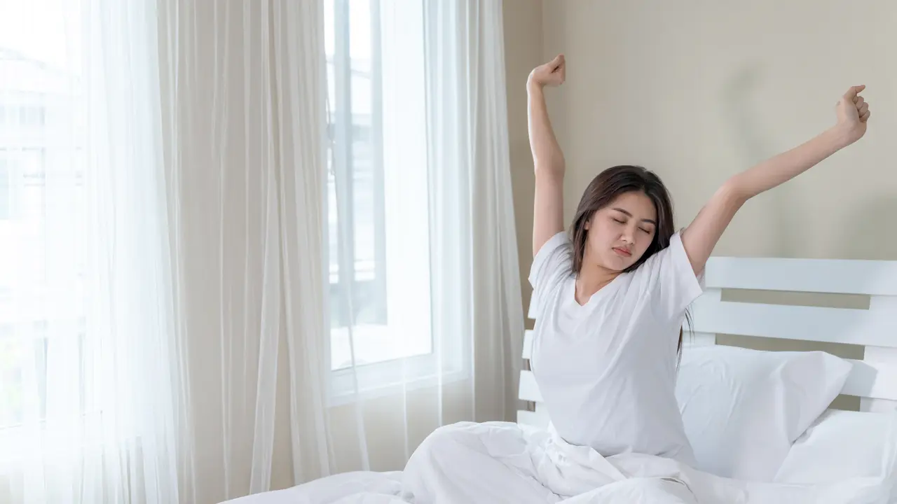 Ilustrasi Wanita Bangun Tidur