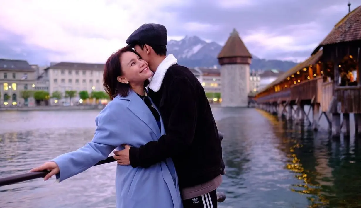 Di foto ini, Rossa dan Rizky Langit tampil bak sepasang kekasih di Swiss. Rossa kenakan mantel biru pastel sambil dipeluk sang putra. [@itsrossa910]