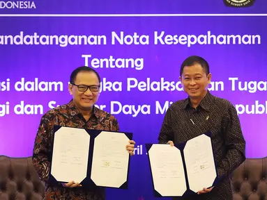 Gubernur BI Agus Martowardojo bersama Menteri ESDM Ignasius Jonan usai menandatangani perjanjian kerja sama di Jakarta, Kamis (13/4). BI dan Kementerian ESDM memperluas kerjasama yang mencakup peningkatan keuangan inklusif. (Liputan6.com/Angga Yuniar)