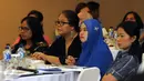 Beberapa peserta terlihat serius mengikuti Sosialisasi Peraturan Keimigrasian di kantor Imigrasi Jakarta Selatan, Kamis (15/10/2015). Sosialisasi membahas permasalahan keluarga perkawinan campuran. (Liputan6.com/Helmi Fithriansyah)