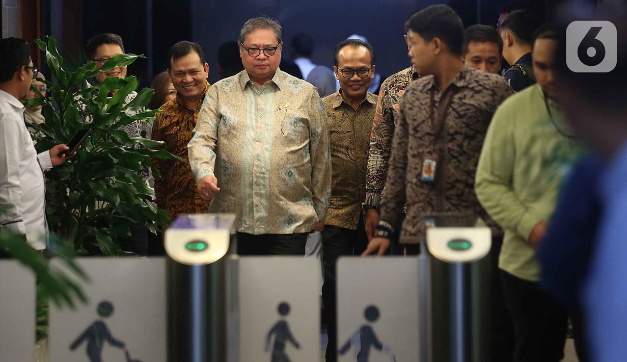 Menteri Koordinator (Menko) Bidang Perekonomian, Airlangga Hartarto (tengah) berjalan menuju pintu keluar Gedung Merah Putih Komisi Pemberantasan Korupsi (KPK), Jakarta, Rabu (14/1/2026). Tiba sekira pukul 13.50 WIB, Menteri Koordinator (Menko) Bidang Perekonomian, Airlangga Hartarto menyambangi Gedung Merah Putih Komisi Pemberantasan Korupsi (KPK), Jakarta. (Liputan6.com/Helmi Fithriansyah)