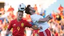 Pemain Spanyol, Lucas Vasquez (kiri), duel dengan pemain Georgia, Valeri Qazaishvili, pada laga persahabatan di Coliseum Alfonso Perez, Madrid, Rabu (8/6/2016) dini hari WIB. (AFP/Curto De La Torre)