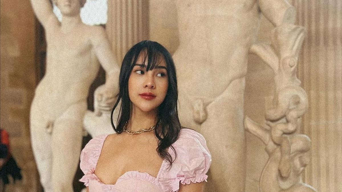Anya Geraldine Unggah Foto Tanpa Filter, Kaos Bolongnya Bikin Salfok -  Entertainment Fimela.com