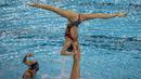 Para perenang China tampil pada nomor beregu cabang renang indah Asian Games XVIII di Stadion Aquatic Senayan, Jakarta, Rabu (29/8/2018). Tim China berhasil meraih medali emas. (Bola.com/Vitalis Yogi Trisna)