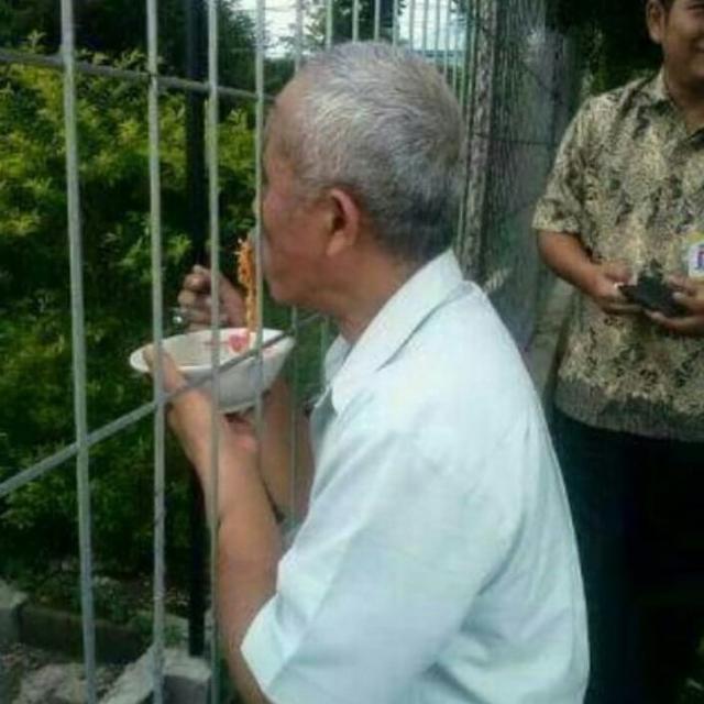 6 Potret Orang Menyusahkan Diri saat Makan Mi Ini Bikin Geleng Kepala