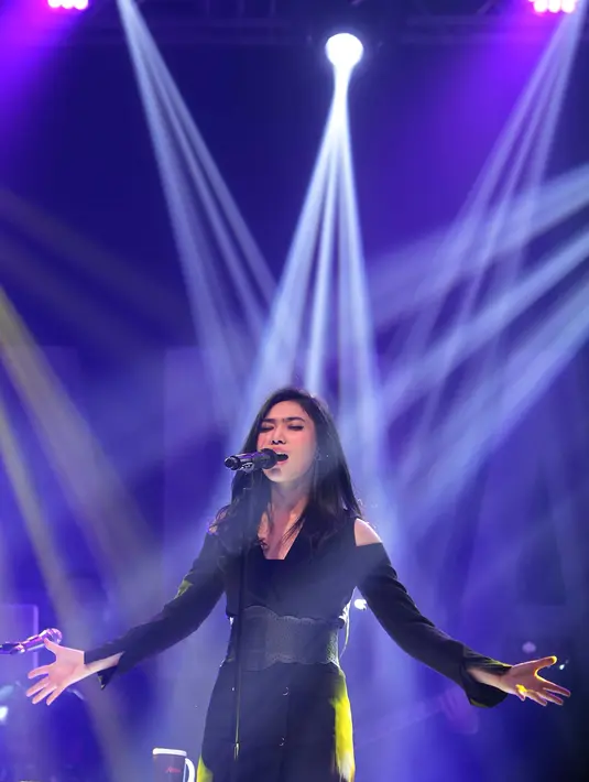 Setelah menyapa para penggemarnya dan penggemar Raisa, Isyana melanjutkan menghibur dengan lagu Mimpi. Lagu yang merupakan kisah hidup pribadinya. (Deki Prayoga/Bintang.com)