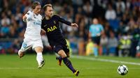 Pemain Real Madrid, Luka Modric berusaha merebut bola dari pemain Tottenham Hotspur, Christian Eriksen pada laga lanjutan fase Grup H Liga Champions di Santiago Bernabeu, Selasa (17/10). Madrid berbagi angka dengan Tottenham 1-1.  (AP/Francisco Seco)