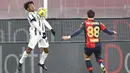 Pemain Juventus, Cuadrado, mengontrol bola saat melawan Genoa pada laga Liga Italia di Stadion Luigi-Ferraris, Senin (14/12/2020). Juventus menang dengan skor 1-3. (Tano Pecoraro/LaPresse via AP)