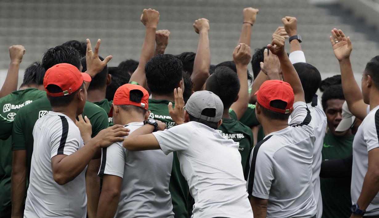 Pemain dan official Timnas Indonesia U-22 berkumpul usai internal games di Stadion Madya, Jakarta, Sabtu (19/1). Latihan ini merupakan persiapan jelang Piala AFF U-22. (Bola.com/Yoppy Renato)