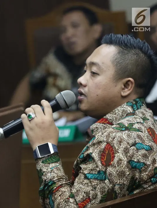 Asisten Pribadi Menpora Imam Nahrawi, Miftahul Ulum saat menjadi saksi pada sidang lanjutan kasus suap dana hibah dari Kemenpora kepada KONI dengan terdakwa Ending Fuad Hamidy di Pengadilan Tipikor Jakarta, Kamis (25/4). Sidang mendengar keterangan saksi-saksi. (Liputan6.com/Helmi Fithriansyah)