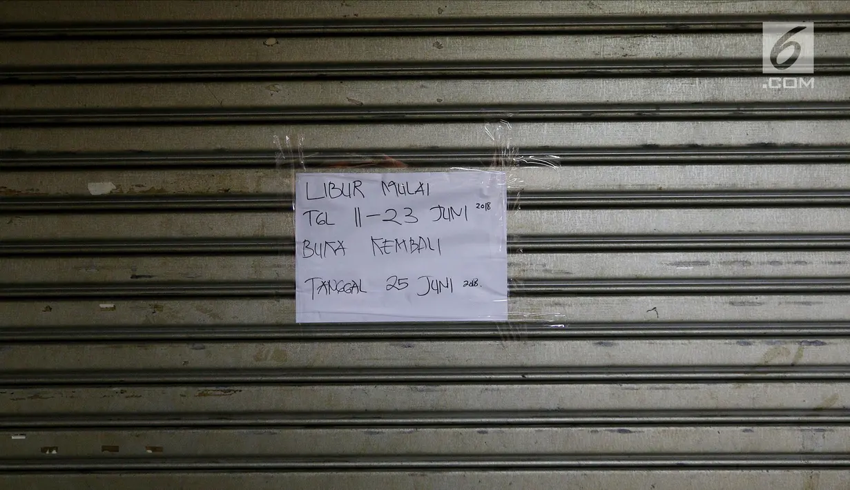 Kertas pengumuman di pertokoan elektronik Glodok, Jakarta, Minggu (17/6). Pertokoan Glodok akan buka kembali pada tanggal 25 Juni 2018. (Liputan6.com/JohanTallo)