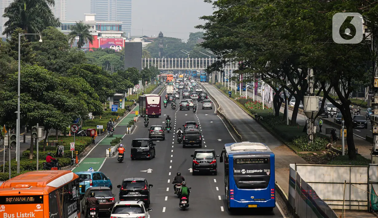 Sejumlah kendaraan melintas di Jalan Sudirman, Jakarta, Rabu (20/7/2022). Dinas Lingkungan Hidup (DLH) DKI Jakarta menyatakan sebanyak 75 persen polusi udara di Ibu Kota berasal dari emisi kendaraan bermotor roda dua dan roda empat. (Liputan6.com/Faizal Fanani)