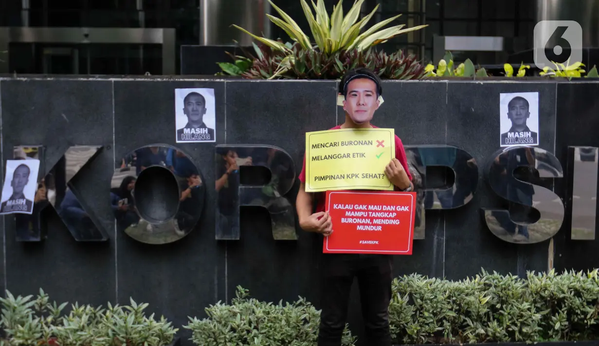 Aktivis dari Indonesia Corruption Watch (ICW) menggunakan topeng Harun Masiku di depan gedung Merah Putih Komisi Pemberantasan Korupsi (KPK), Jakarta, Senin (15/1/2024). (Liputan6.com/Herman Zakharia)