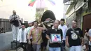 Sejumlah kerabat dan keluarga mengantarkan jenazah Pelawak Senior Cahyono untuk disalatkan di mushola dekat kediamannya, Jakarta, Kamis (25/5). Cahyono meninggal karena menderita komplikasi serangan jantung dan diabetes. (Liputan6.com/Herman Zakharia)