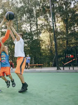 Olahraga ringan bersama anak yang bisa dilakukan di rumah. (foto: prostooleh/freepik)