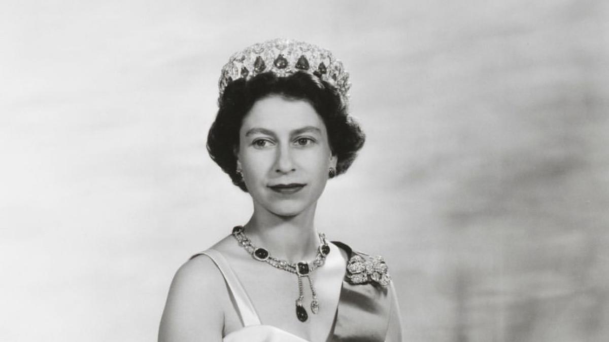 Pameran Mode Terbesar Memerlihatkan Koleksi Busana Ratu Elizabeth II dari Masa Bayi hingga Menjadi Ratu dan Ketahui Aturan Berpakaiannya