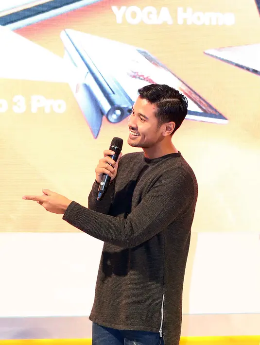 Aktor pemeran ‘Filosofi Kopi’ ini mengatakan jika ia tidak ingin menghambat aktivitasnya karena sakit. Sehingga ia memilih untuk tidak mandi ketika baru sampai dari bandara. (Nurwahyunan/Bintang.com)