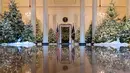 Ruangan The Grand Foyer dan Cross Hall dihiasi sejumlah pohon cemara yang didekorasi untuk perayaan Natal dengan tema "The Nutcracker Suite" " di Gedung Putih, Washington DC, Senin (27/11). (AP Photo/Carolyn Kaster)