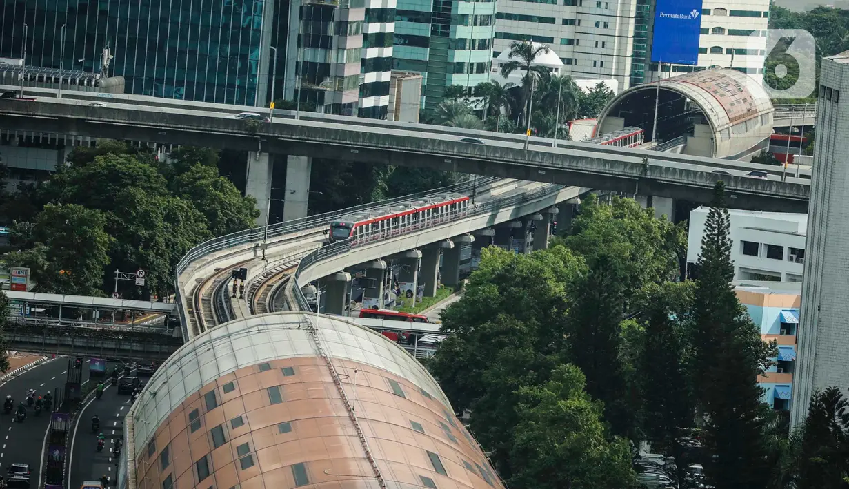 PT Kereta Api Indonesia (Persero) menargetkan LRT Jabodebek dapat melayani sebanyak 69.000 penumpang per harinya pada 2024. (Liputan6.com/Angga Yuniar)