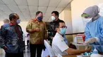(ki-ka) Ketua Asosiasi Asuransi Umum Indonesia (AAUI) HSM Widodo, Presiden Komisaris Adira Insurance Christopher Bendl, dan Sekretaris Lakespra Saryanto Kolonel Kes Djarot meninjau Sentra Vaksinasi COVID-19 AAUI di Lakespra Saryanto, Pancoran, Jakarta, Jumat (18/06/2021). (Liputan6.com/HO/Ading)