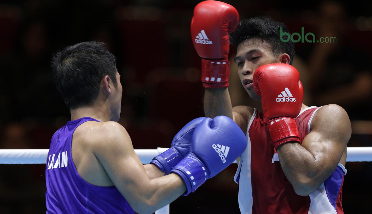 Grece Savon Simangunsong (Merah) melakukan uppercut saat melawan Hiroaki Kinjo pada semifinal Test Event Asian Games 2018 kelas Welter di Kemayoran, Jakarta (14/2/2018). Simangunsong menang dengan skor 3-2. (Bola.com/Nick Hanoatubun)