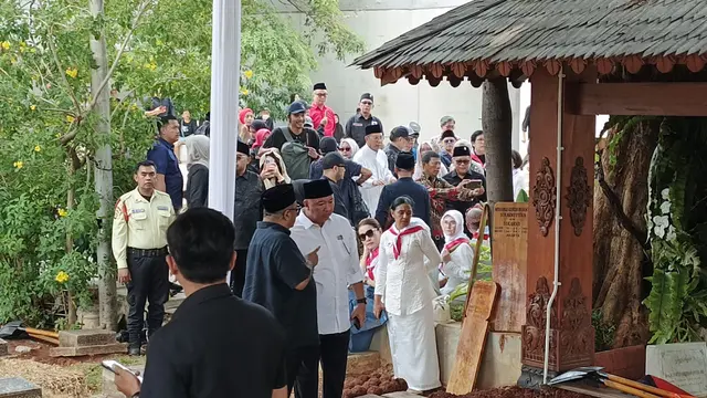 Pramono Anung dan Rano Karno Tiba di TPU Karet Bivak