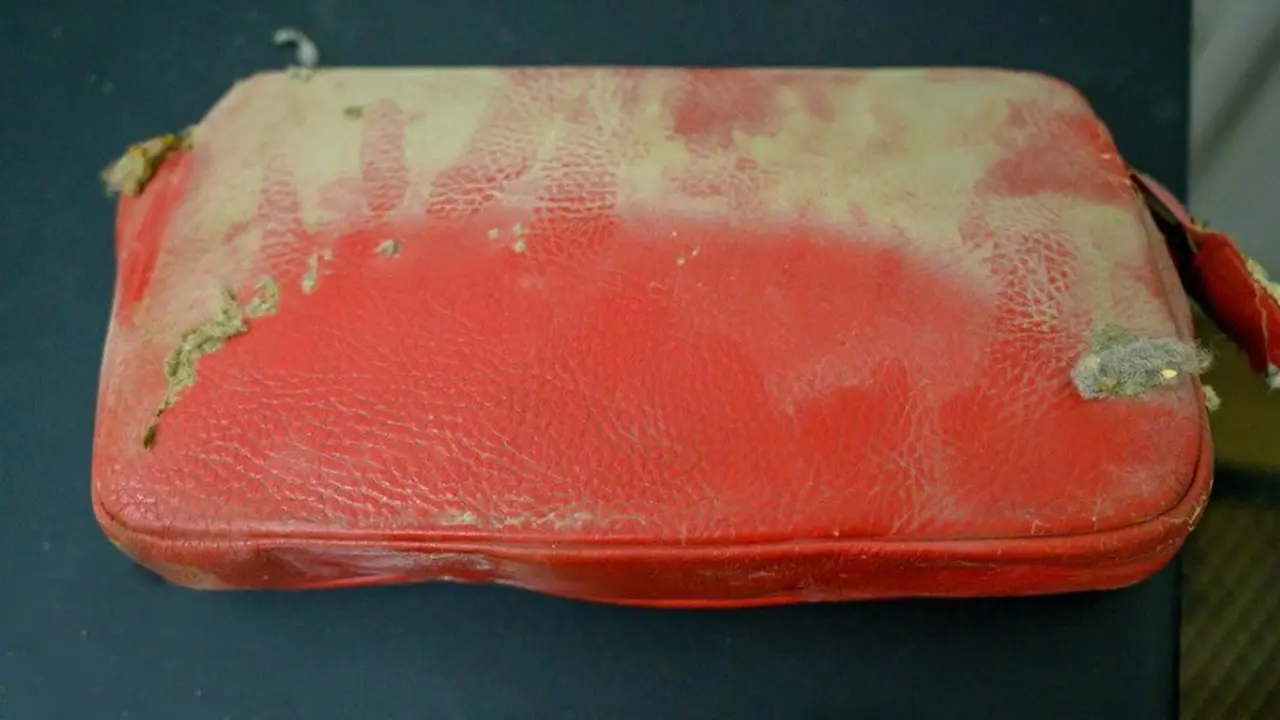 Dompet Patti setelah ditemukan di antara loker dan dinding sejak 1957.
