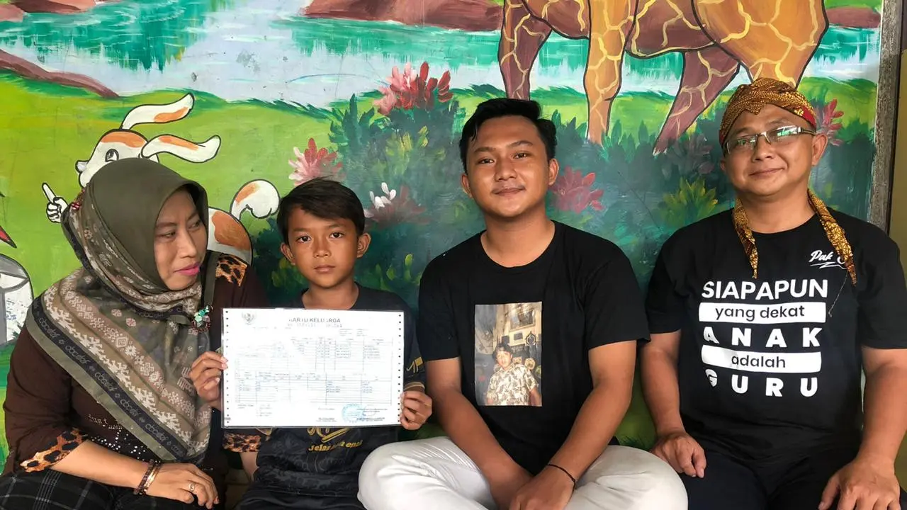 Tiga bersaudara di Gresik ini bernama belakang Dot Com. (Dian Kurniawan/Liputan6.com)